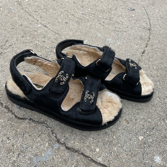 Chanel calfskin dad shearling sandals - Picture 3 of 8